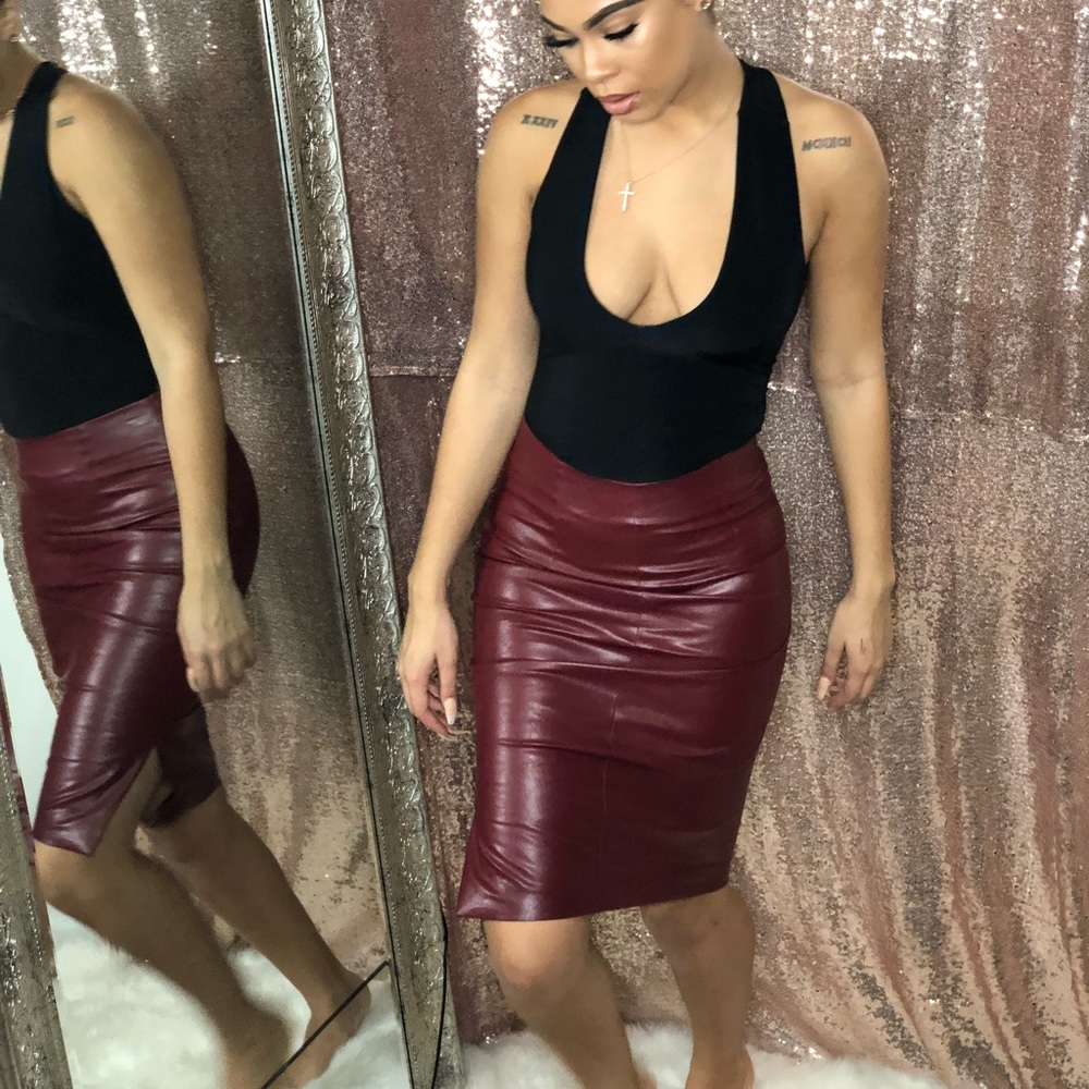 Burgundy Leather Pencil Skirt
ALL OFFERS WELCOME!